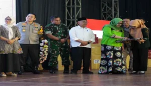 Wakil Ketua III DPRD Kabupaten Blitar, Hj. Susi Narulita Kumala Dewi, bersama jajaran Forkopimda menghadiri Gebyar Pajak Daerah di Kampung Coklat