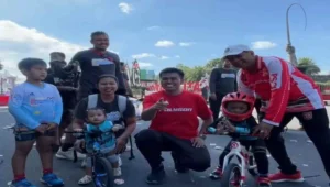 Wali Kota Blitar, Mas Ibin, ikut mendampingi anak-anak saat lomba sepeda di CFD dalam rangka Haornas ke-42, Minggu (7/9/2025).