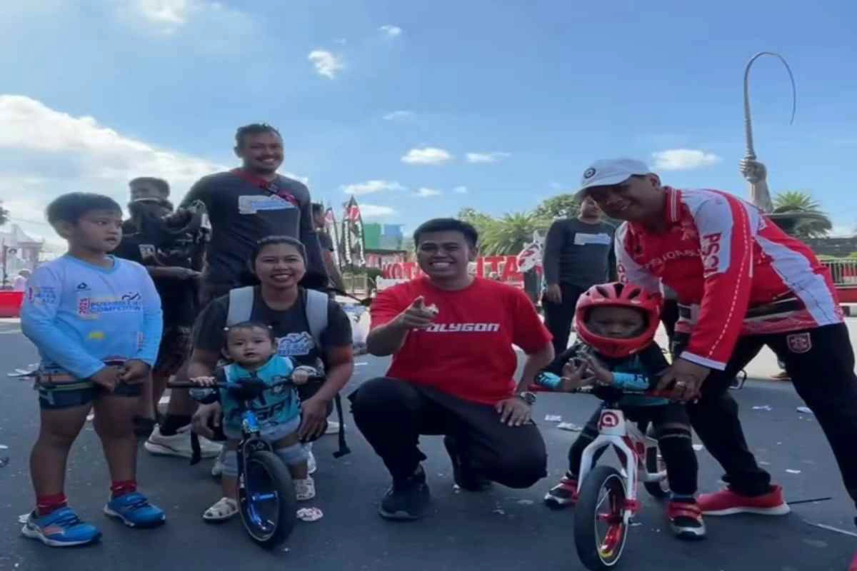 Wali Kota Blitar, Mas Ibin, ikut mendampingi anak-anak saat lomba sepeda di CFD dalam rangka Haornas ke-42, Minggu (7/9/2025).