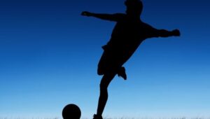 Ilustrasi Siluet Pemain Indonesia Menatap Bola Dunia (World Cup)