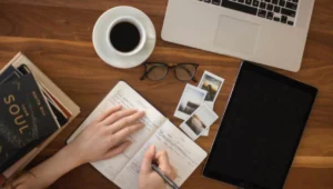 Aktivitas menulis menjadi bagian penting dalam pengembangan wawasan dan penelitian akademik