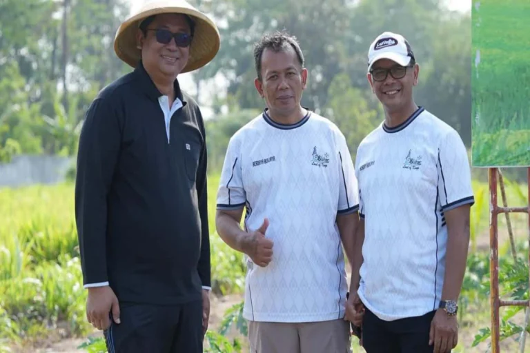 Anggota DPRD Blitar M. Andika Agus Setiawan ikut kegiatan penanaman pohon bersama Kodim 0808Blitar