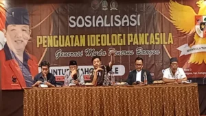 Anggota DPRD Jatim dari Fraksi PDIP, Guntur Wahono, saat menyampaikan sosialisasi ideologi Pancasila di Hotel Grand Mantion, Blitar, Minggu (26/10/2025).