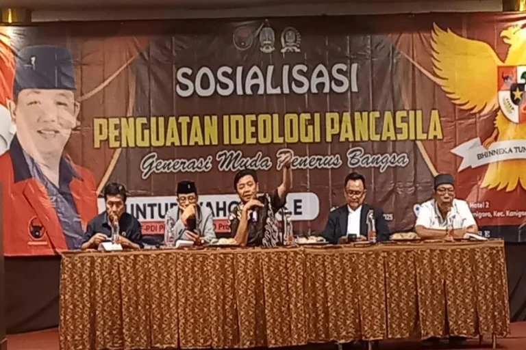 Anggota DPRD Jatim dari Fraksi PDIP, Guntur Wahono, saat menyampaikan sosialisasi ideologi Pancasila di Hotel Grand Mantion, Blitar, Minggu (26/10/2025).