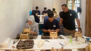 Anggota Fraksi PDI Perjuangan DPRD Kabupaten Blitar, Luqman Indra Laksono, meninjau kegiatan pelatihan linting rokok di Desa Maliran, Kecamatan Ponggok, Rabu (29/10/2025).