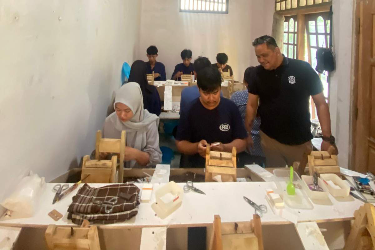 Anggota Fraksi PDI Perjuangan DPRD Kabupaten Blitar, Luqman Indra Laksono, meninjau kegiatan pelatihan linting rokok di Desa Maliran, Kecamatan Ponggok, Rabu (29/10/2025).