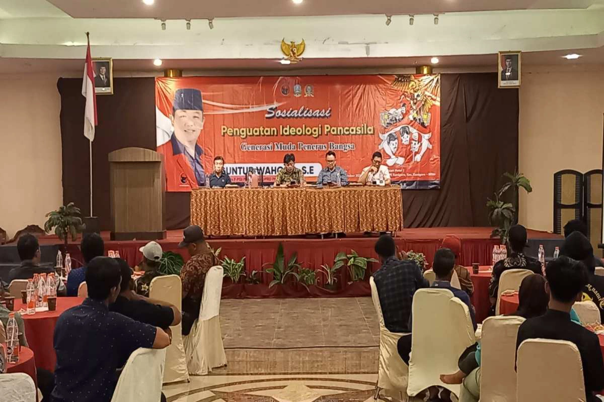 Anggota Fraksi PDI Perjuangan DPRD Provinsi Jawa Timur, Guntur Wahono saat sesi tanya jawab dengan para kader partai di Hotel Grand Mansion 2, Kanigoro, Kabupaten Blitar, Senin (27/10/2025).