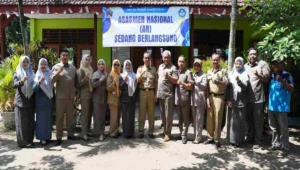 Anggota Komisi IV DPRD Kabupaten Blitar berfoto bersama guru dan tenaga pendidik SDN Sawentar 01 saat kegiatan peninjauan fasilitas pendidikan di Kecamatan Kanigoro.