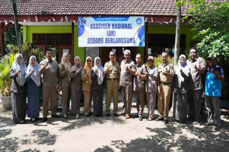 Anggota Komisi IV DPRD Kabupaten Blitar berfoto bersama guru dan tenaga pendidik SDN Sawentar 01 saat kegiatan peninjauan fasilitas pendidikan di Kecamatan Kanigoro.
