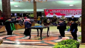 Bupati Blitar Rijanto melantik Khusna Lindarti sebagai Sekretaris Daerah (Sekda) definitif Kabupaten Blitar di Pendopo Ronggo Hadinegoro, Kamis malam (16/10/2025).