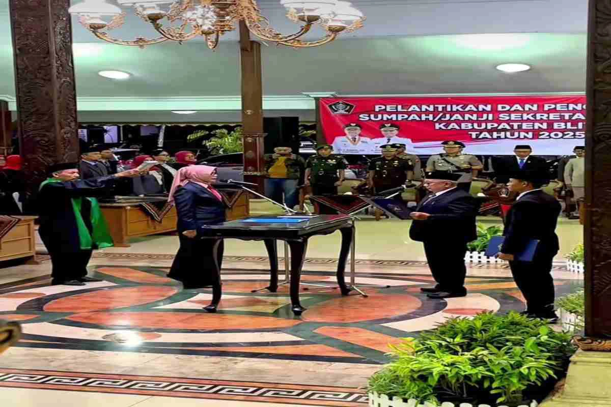 Bupati Blitar Rijanto melantik Khusna Lindarti sebagai Sekretaris Daerah (Sekda) definitif Kabupaten Blitar di Pendopo Ronggo Hadinegoro, Kamis malam (16/10/2025).