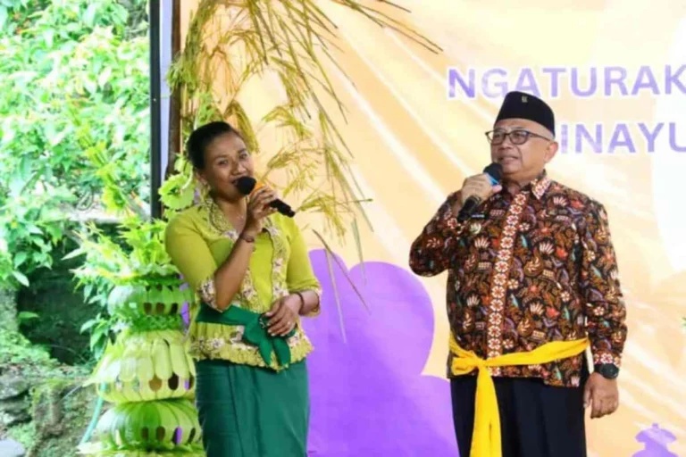Bupati Blitar Rijanto menghadiri upacara piodalan di Pura Wahyu Widya, Desa Ngadirenggo, Wlingi, Senin (6/10/2025).