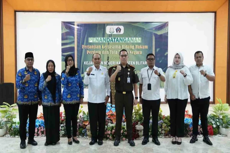 Foto bersama jajaran Sekretariat DPRD Kabupaten Blitar dan Kejari Blitar setelah penandatanganan MoU bidang Datun
