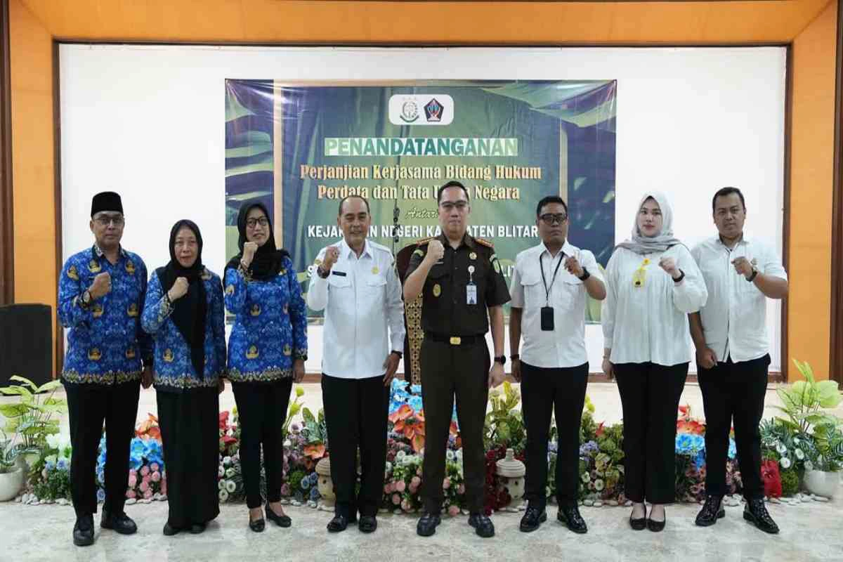 Foto bersama jajaran Sekretariat DPRD Kabupaten Blitar dan Kejari Blitar setelah penandatanganan MoU bidang Datun