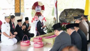 Gubernur Jawa Timur Khofifah Indar Parawansa menabur bunga di pusara Bung Karno di Kota Blitar, Rabu (8/10/2025), sebagai bagian dari rangkaian peringatan Hari Jadi ke-80 Provinsi Jawa Timur.