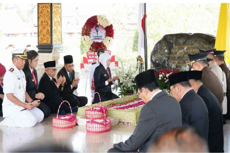 Gubernur Jawa Timur Khofifah Indar Parawansa menabur bunga di pusara Bung Karno di Kota Blitar, Rabu (8/10/2025), sebagai bagian dari rangkaian peringatan Hari Jadi ke-80 Provinsi Jawa Timur.