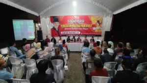 Guntur Wahono saat memberikan sosialisasi Penguatan Ideologi Pancasila kepada para pemuda dan tokoh masyarakat di Blitar, Sabtu malam (25/10/2025).