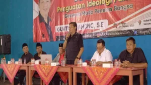 Guntur Wahono saat menyampaikan materi Penguatan Ideologi Pancasila di hadapan kader dan masyarakat di Balai Desa Sukosewu, Kecamatan Gandusari, Kabupaten Blitar, Minggu (26/10/2025).
