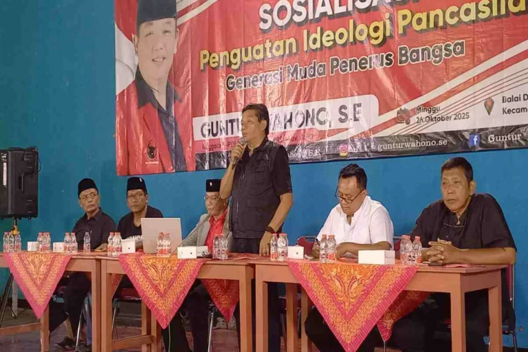 Guntur Wahono saat menyampaikan materi Penguatan Ideologi Pancasila di hadapan kader dan masyarakat di Balai Desa Sukosewu, Kecamatan Gandusari, Kabupaten Blitar, Minggu (26/10/2025).