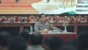 Kapolres Blitar AKBP Arif Fazlurrahman memberikan arahan kepada 156 Bhabinkamtibmas di Aula Tantya Sudhirajati, menegaskan pentingnya revitalisasi Poskamling sebagai pilar keamanan berbasis masyarakat.