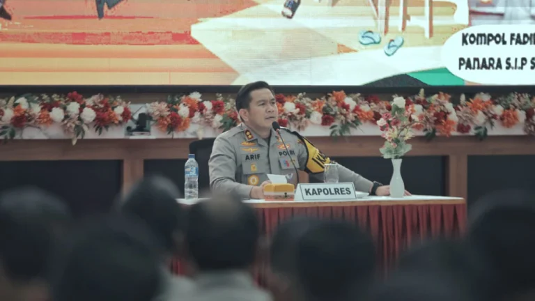 Kapolres Blitar AKBP Arif Fazlurrahman memberikan arahan kepada 156 Bhabinkamtibmas di Aula Tantya Sudhirajati, menegaskan pentingnya revitalisasi Poskamling sebagai pilar keamanan berbasis masyarakat.