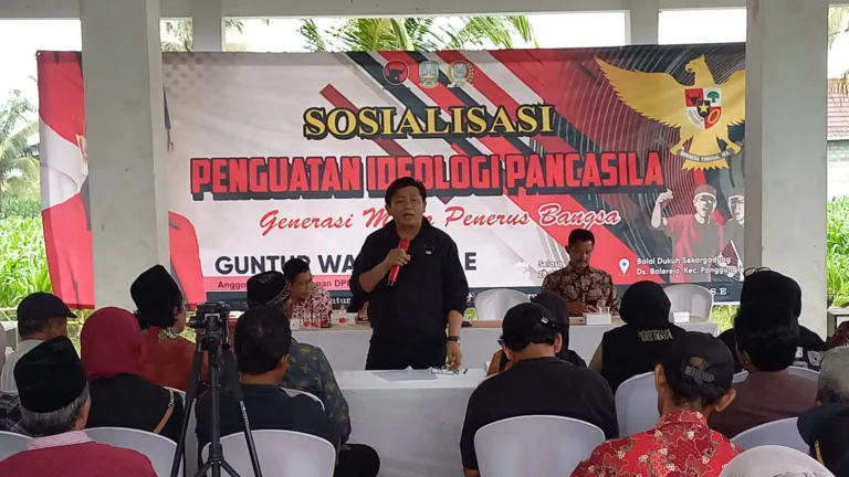Anggota DPRD Provinsi Jawa Timur dari Fraksi PDI Perjuangan, Guntur Wahono, saat menyampaikan materi dalam kegiatan sosialisasi penguatan ideologi Pancasila di Balai Dukuh Sekargadung, Desa Balerejo, Kecamatan Panggungrejo, Kabupaten Blitar, Selasa (28/10/2025).