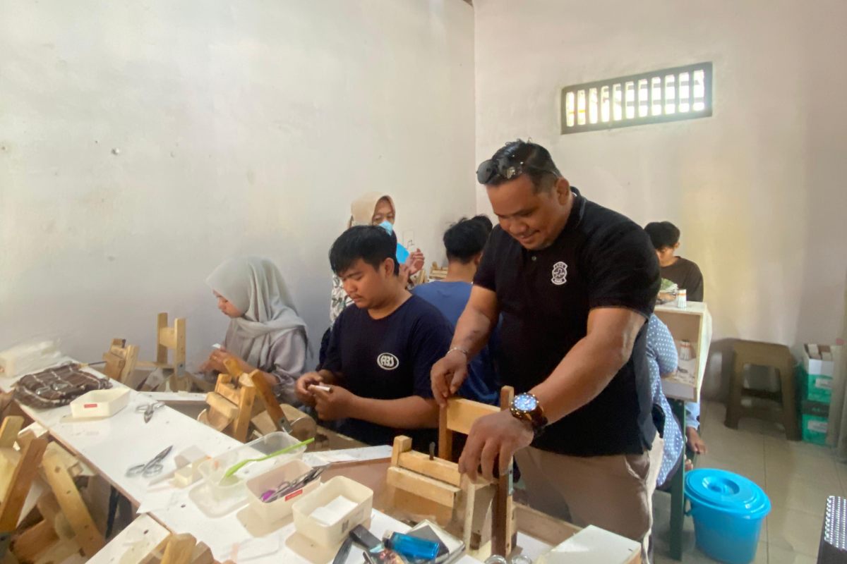 Luqman Indra Soroti Pelatihan Linting Rokok di Blitar: Fasilitas Minim, Semangat Masyarakat Jangan Dibiarkan Padam - Patriapos
