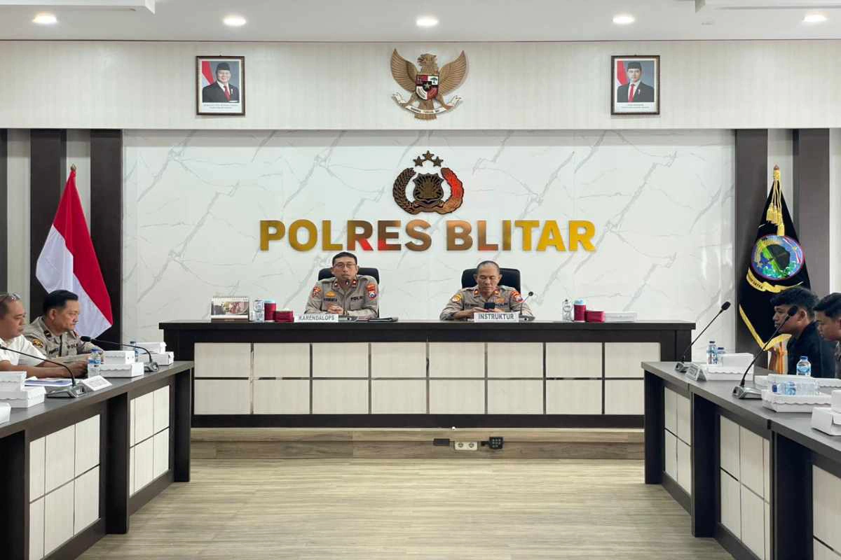Kabag Operasi Polres Blitar Kompol Siswanto memimpin Latihan Pra Operasi Sikat Semeru 2025 di Rupatama Polres Blitar, Selasa (21102025)