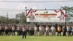 Kapolres Blitar AKBP Arif Fazlurrahman memimpin Apel Kebangsaan Paguyuban Pekerja/Buruh Kabupaten Blitar di halaman Mapolres Blitar, Kamis (23/10/2025).