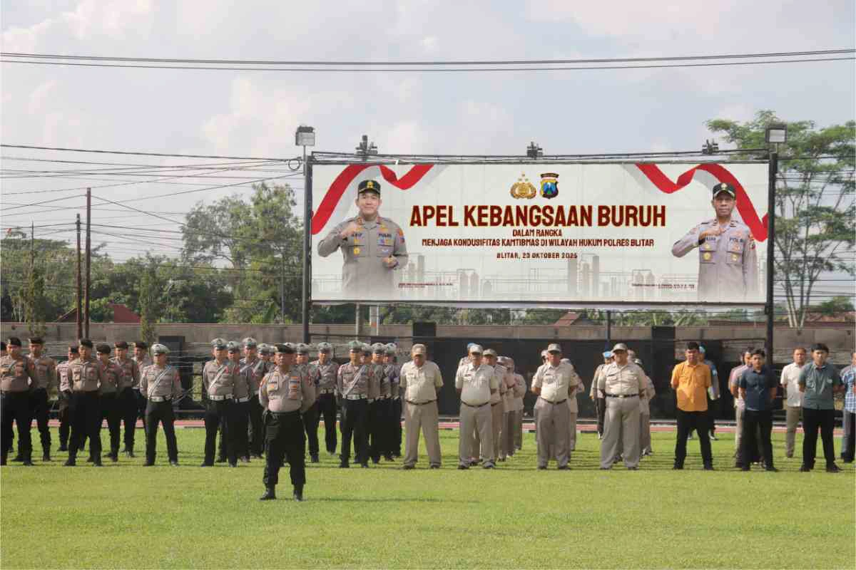 Kapolres Blitar AKBP Arif Fazlurrahman memimpin Apel Kebangsaan Paguyuban Pekerja/Buruh Kabupaten Blitar di halaman Mapolres Blitar, Kamis (23/10/2025).