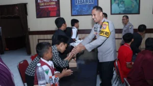 Kapolres Blitar Kota AKBP Titus Yudho Ully menyalami para anak peserta diversi usai penutupan program pembinaan di Gedung Patriatama Polres Blitar Kota, Selasa (28/10/2025).