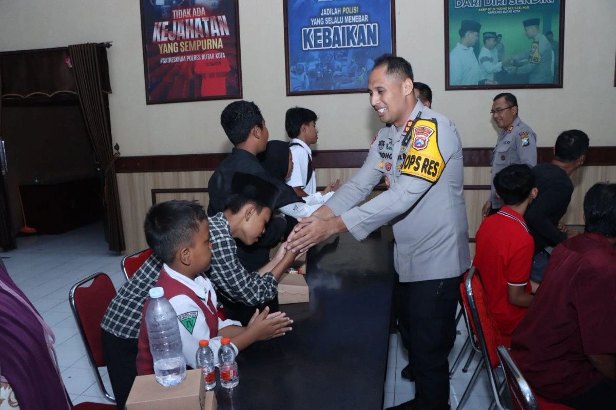 Kapolres Blitar Kota AKBP Titus Yudho Ully menyalami para anak peserta diversi usai penutupan program pembinaan di Gedung Patriatama Polres Blitar Kota, Selasa (28/10/2025).