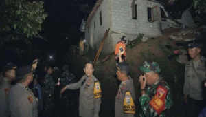 Kapolres Blitar Tinjau Lokasi Rumah Warga yang Roboh Akibat Longsor di Gandusari