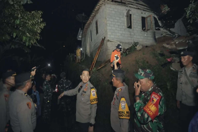 Kapolres Blitar Tinjau Lokasi Rumah Warga yang Roboh Akibat Longsor di Gandusari