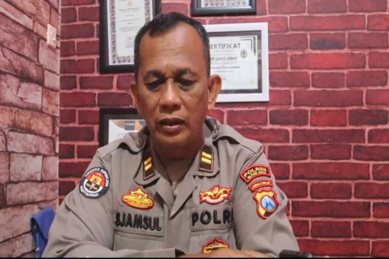 Kasi Humas Polres Blitar Kota, Iptu Samsul Anwar, saat memberikan keterangan dalam press release kepada awak media.