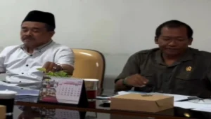 Ketua DPRD Kabupaten Blitar, Supriadi, memimpin rapat dengar pendapat bersama Ormas GANNAS dan sejumlah OPD membahas kepastian hukum pegawai P3K, Kamis (23/10/2025).