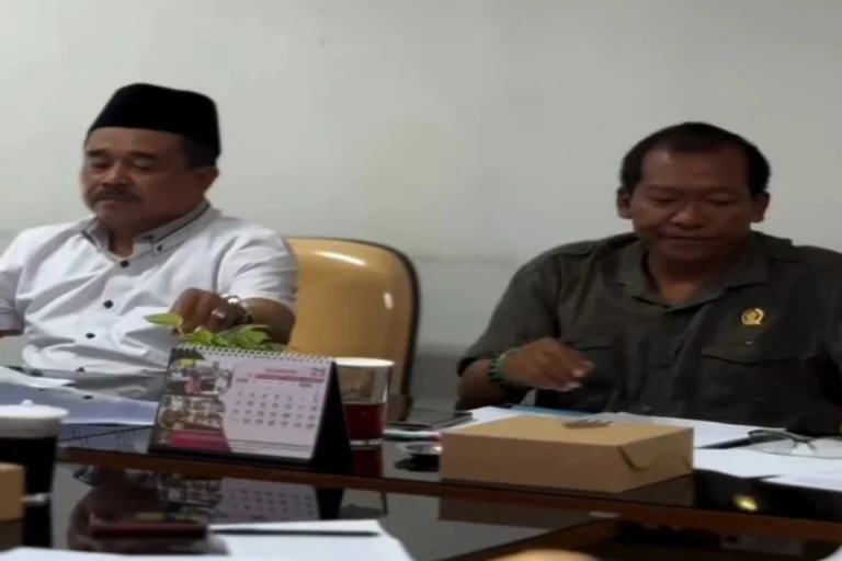 Ketua DPRD Kabupaten Blitar, Supriadi, memimpin rapat dengar pendapat bersama Ormas GANNAS dan sejumlah OPD membahas kepastian hukum pegawai P3K, Kamis (23/10/2025).
