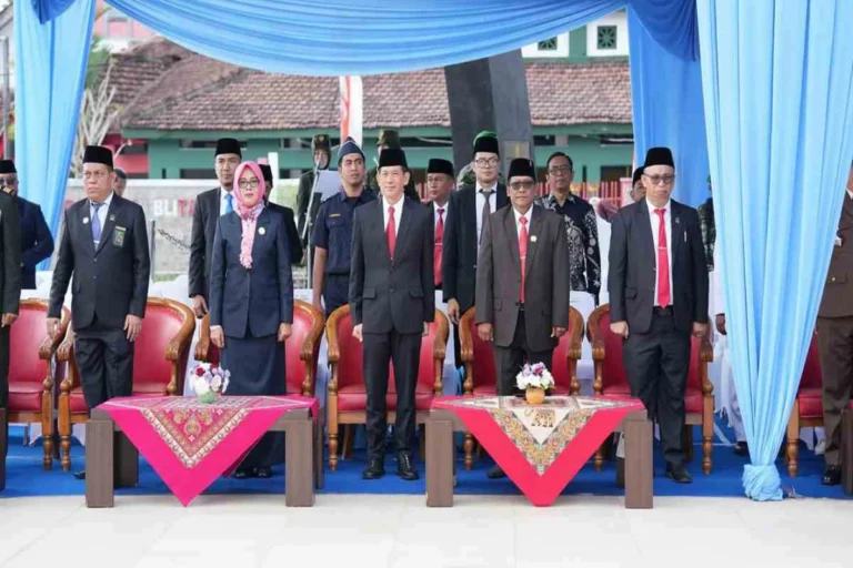 Ketua DPRD Kabupaten Blitar, Supriadi (tengah), bersama jajaran Forkopimda dan tamu undangan menghadiri upacara peringatan HUT ke-80 TNI di Lapangan Monumen PETA Blitar, Minggu (5/10/2025).