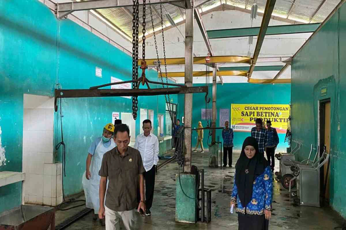 Ketua Komisi II DPRD Kabupaten Blitar, Lutfi Aziz, S.T., bersama anggota komisi meninjau pengelolaan Rumah Pemotongan Hewan (RPH) Srengat dalam rangka evaluasi pelaksanaan program dan serapan anggaran tahun 2025.
