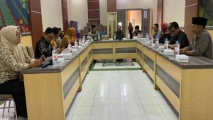 Komisi I DPRD Kabupaten Blitar menggelar rapat kerja bersama Dinas Penanaman Modal dan PTSP serta Dinas Ketahanan Pangan dan Pertanian untuk membahas serapan anggaran dan pelaksanaan program tahun 2025.