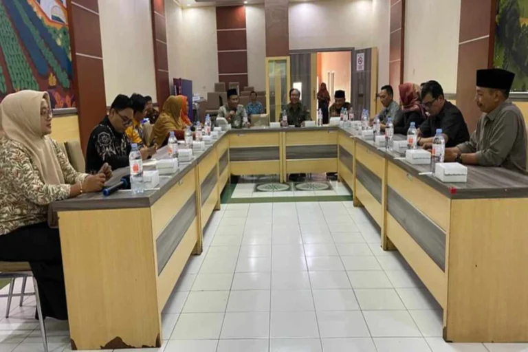 Komisi I DPRD Kabupaten Blitar menggelar rapat kerja bersama Dinas Penanaman Modal dan PTSP serta Dinas Ketahanan Pangan dan Pertanian untuk membahas serapan anggaran dan pelaksanaan program tahun 2025.