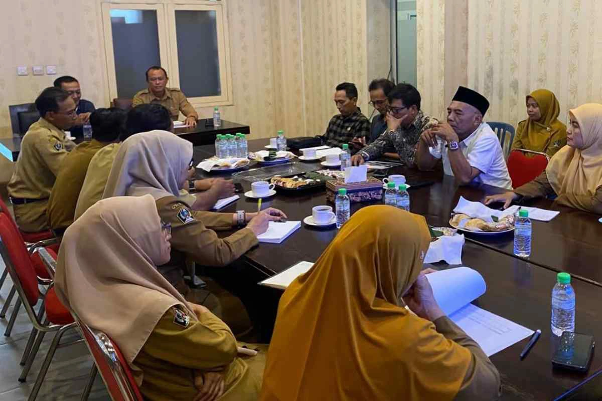 Komisi II DPRD Kabupaten Blitar saat melaksanakan kunjungan kerja ke Dinas Peternakan dan Perikanan serta Badan Pendapatan Daerah (Bapenda) Kabupaten Blitar, Selasa (14/10/2025).