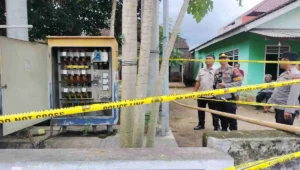 Petugas kepolisian memasang garis polisi di area yang diduga menjadi lokasi tewasnya seorang balita di Kecamatan Selopuro, Kabupaten Blitar.