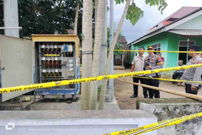 Petugas kepolisian memasang garis polisi di area yang diduga menjadi lokasi tewasnya seorang balita di Kecamatan Selopuro, Kabupaten Blitar.