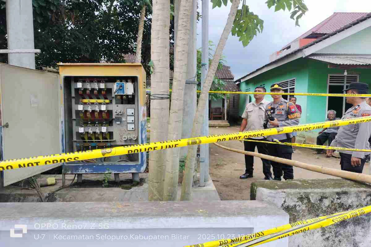 Petugas kepolisian memasang garis polisi di area yang diduga menjadi lokasi tewasnya seorang balita di Kecamatan Selopuro, Kabupaten Blitar.