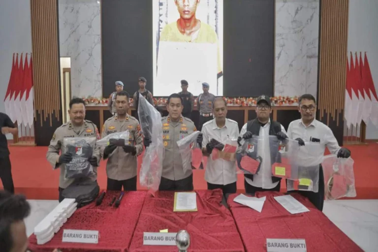 Polres Blitar berhasil ungkap 18 kasus pencurian dan perampasan. Satu pelaku residivis dibekuk beserta sejumlah barang bukti