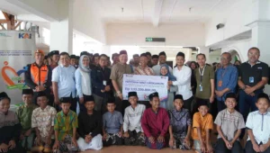 Momen penyerahan bantuan bina lingkungan oleh KAI Daop 7 Madiun kepada santri pesantren, sebagai wujud kepedulian sosial memperingati HUT ke-80 KAI.