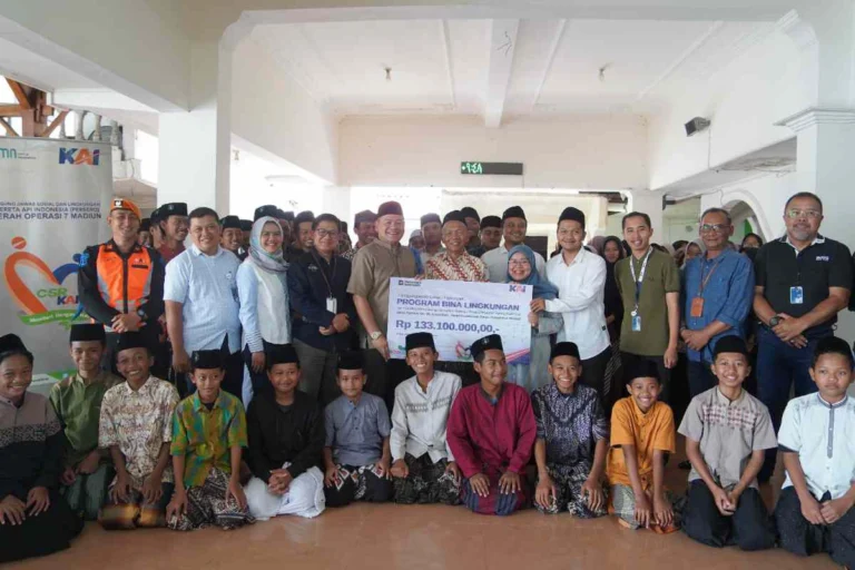 Momen penyerahan bantuan bina lingkungan oleh KAI Daop 7 Madiun kepada santri pesantren, sebagai wujud kepedulian sosial memperingati HUT ke-80 KAI.