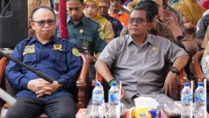 Ketua DPRD Kabupaten Blitar, Supriadi saat menghadiri kegiatan Farm Field Day (FFD) Penerapan Pengelolaan Hama Terpadu (PPHT) di Lapangan Desa Popoh, Kecamatan Selopuro, Selasa pagi (21/10/2025).