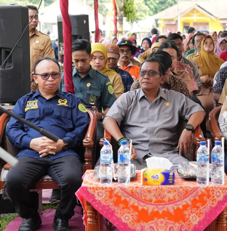 Ketua DPRD Kabupaten Blitar, Supriadi saat menghadiri kegiatan Farm Field Day (FFD) Penerapan Pengelolaan Hama Terpadu (PPHT) di Lapangan Desa Popoh, Kecamatan Selopuro, Selasa pagi (21/10/2025).